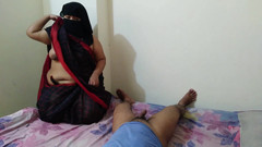 Aria Mia: 핫한 사우텔레 남자 Apni Beta Ko Chudai Karana Sikhate Hai - 배다른 아들에게 호텔에서 섹스하는 법을 가르치는 새엄마, 하지만 그녀는 먼저 사정