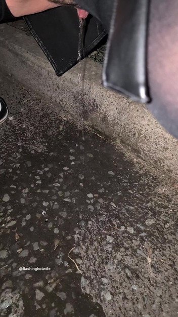 Roo Smith: Kompilasi istri hot kencing di luar ruangan