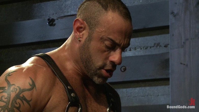 Bound gods: Cj madison kembali dengan rantai sempit di leher anaknya