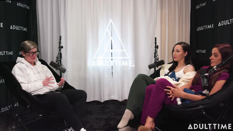Adult Time Podcast: Pornstars 팟캐스트 레즈 섹스 후 팟캐스트