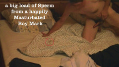 Mark Hannes: Masturbare cu cocoașă goală pe pat