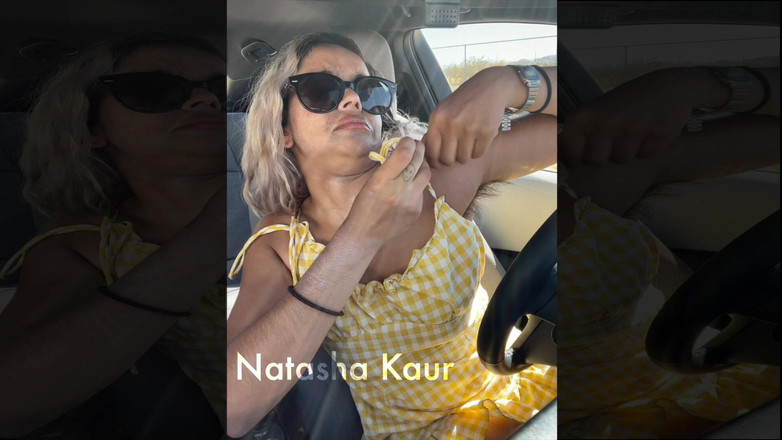 Natasha Kaur: Bojujem s mými šaty s připínáky