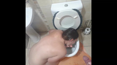 domslutfucker: Hamba tandas menghisap zakar dan dildo diliputi kencing, flush kepala