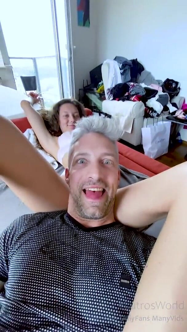 Lutros World: Amatorskie nastolatka daje niesamowitą footjob i obciąganie i zostaje złapany...