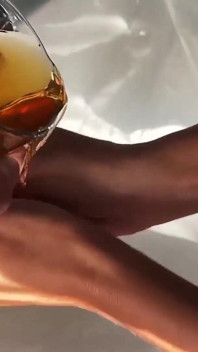 Verhaal #7 met ondertitels - blonde Lily neemt een gouden douche. De teef wast haar gezicht en bedankt haar meester.