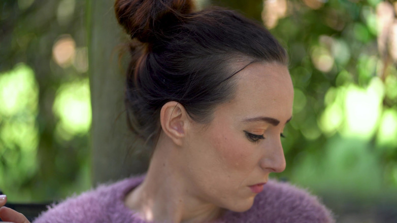Alicia Robertz: Close up - cewek mungil rambut cokelat lagi asik merokok di...