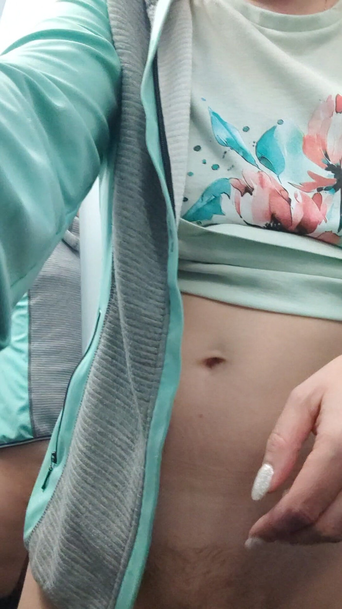 Miodelka: Très risqué de mon pipi dans l’avion