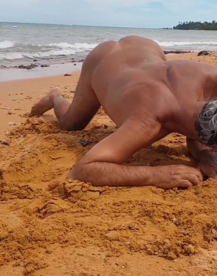 Ladysilvas: Ladysilva mostra il suo culo caldo in spiaggia che troia...