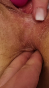 Juicydream - ich ficke meine fotze mit dem vibrator, während er mein arschloch fingert