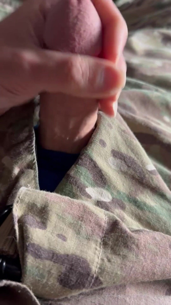 Gay Soldier Stuff: Asker sarinin mavi boksör külotlarını giyerek mastürbasyon yapıyor