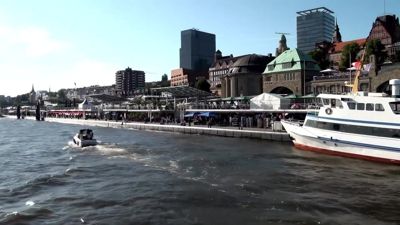 MMV Films and Clips XXX: Las Picantes Aventuras De Biggi Bardot En Hamburgo Mientras Folla