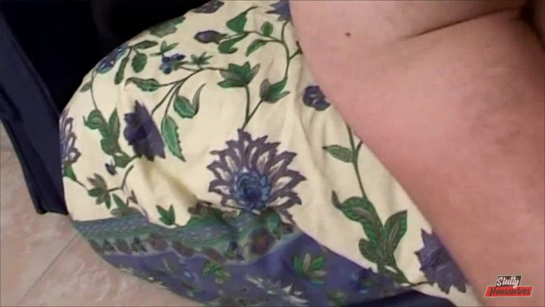 Vere Casalinghe Italia.: Mature brunette loves anal sex
