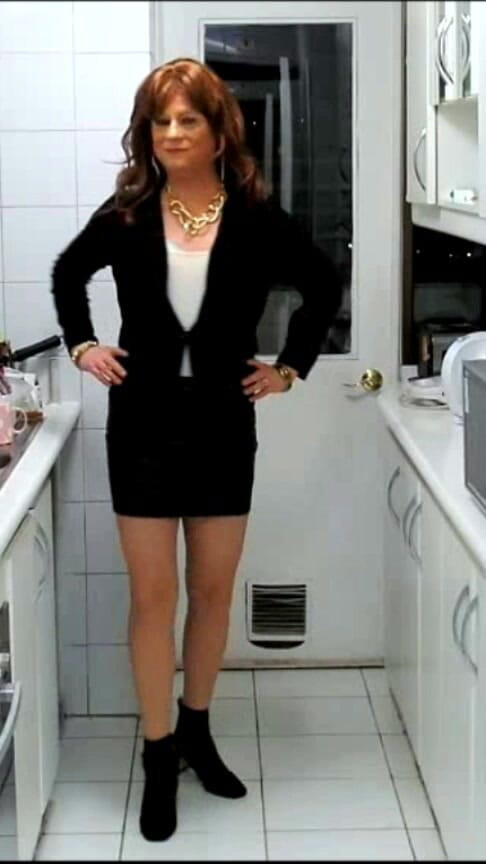 HectorChile1969: Crossdresser fernanda gomez在厨房里试穿她的超短裙