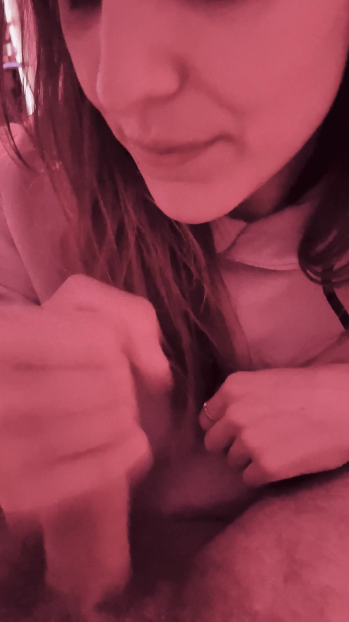 Adrianna Stroz: Estoy chupando toda la polla del esposo de mi amiga...