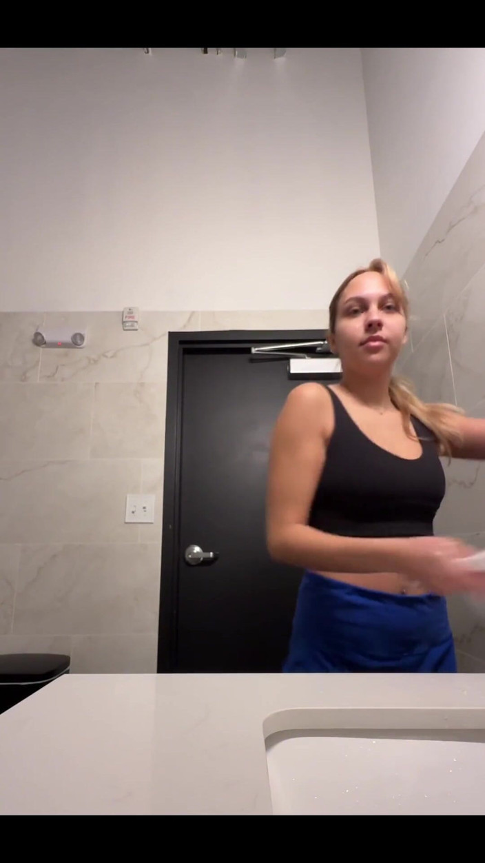 Tiffstreatsxoxo: Peeing Before Pilates