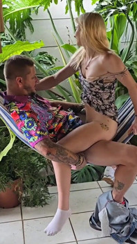Hawaii Holiday puszczalska dziewczyna na górze
