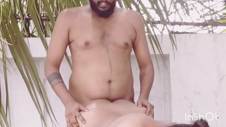 SAWITA BHABHI: Vinu se folló a su esposa en el jardín y...