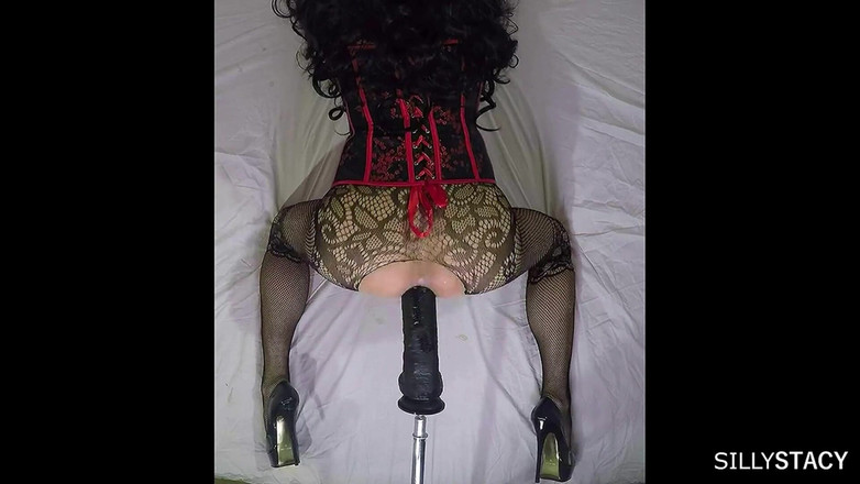 sillystacy: Sissi stacy lagi asik fisting lubang pantatnya pakai dildo ukuran...