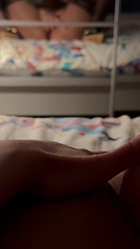 Gros plan, réveil chaud et excité ! Rien que des orgasmes, chatte étroite et mouillée, fin heureuse au fond de ta demi-sœur préférée