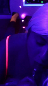 Rave puta chupa una jugosa polla