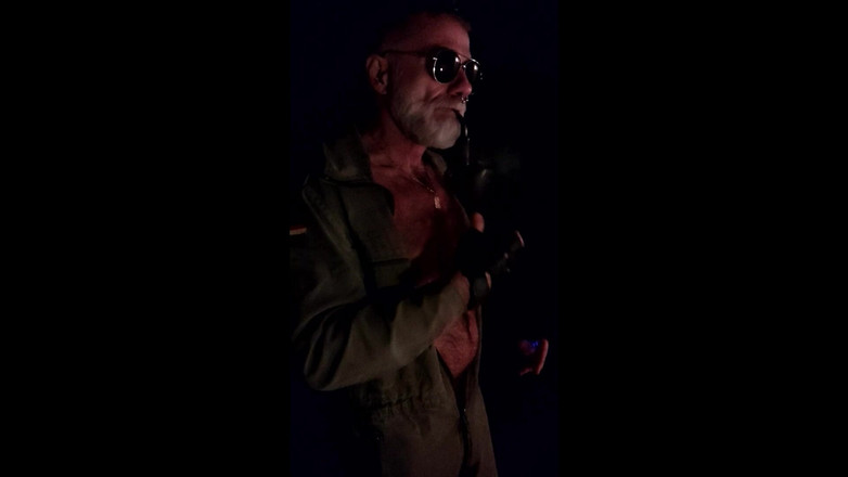 MusclesCigarsFFPig: 一个穿着机械师服玩弄、抽烟斗的爸爸