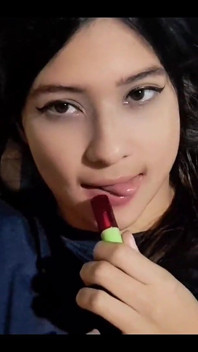 女孩变得火辣并炫耀她的大屁股