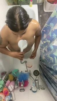 Bella donna asiatica la doccia