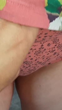 Una moglie traditrice scopa il suo vicino, e suo marito non lo sospetta.