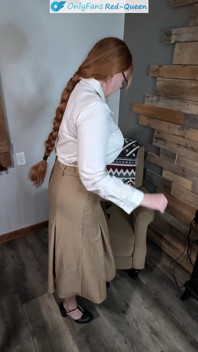 Elegantní zrzka 50S sekretářka nebo učitelka oblečení z pásu a punčoch - podpatky, šaty, blůza a žádné kalhotky