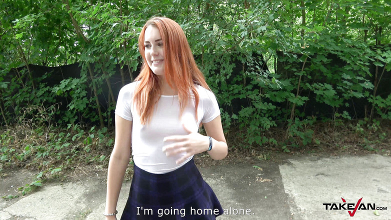 Melone Challenge: 红发女郎在搭辫车的后座上被搞砸