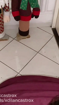 Un hétéro en public baise un jeune gay sans capote et jouit à l’intérieur dans un creampie dans le couloir public