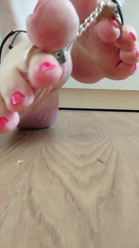 Die Kleinen Handschellen an Meinen Nackten Zehen