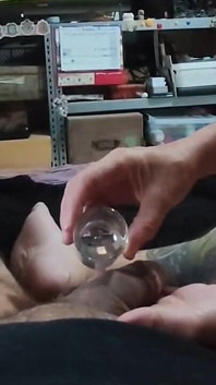 Můj spolubydlící a nejlepší přítel mě honí a nutí mě stříkat!