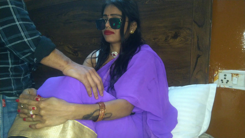 AmanRaza9: 阿姨在化妆，以走路为借口，房间里有很多黄色的钦切。阿姨ki铁杆 chudai 在嗨