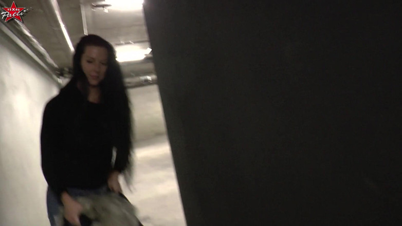Texas Patti: Duitse milf - pijpbeurt buitenshuis in een parkeergarage