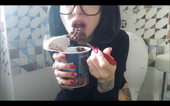 savannahamatoriale: Camilan penuh warna cokelat di toilet