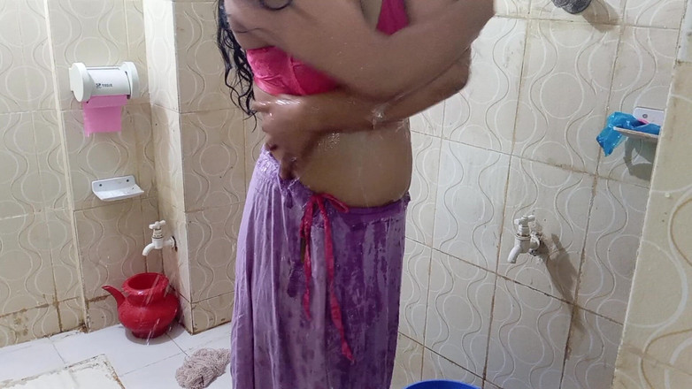 Sumahomesex: Tuvalette üveycousin ile seks. Üveycousin güzel amcığının tadını çıkarıyorum.