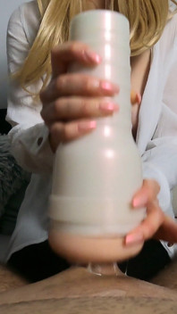 Milf de tetas naturales me da una paja con Fleshlight Me corro dos veces