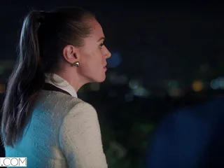 VIXEN - Tori Black se fait baiser par une énorme bite