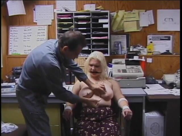 Sex Karma: Blondă legată de un scaun și țâțele ei clipsite