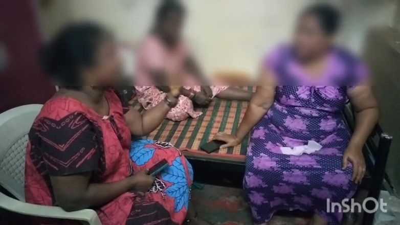 Tamil lesbian: สามป้าเซ็กซี่คุยกันร้อนแรง