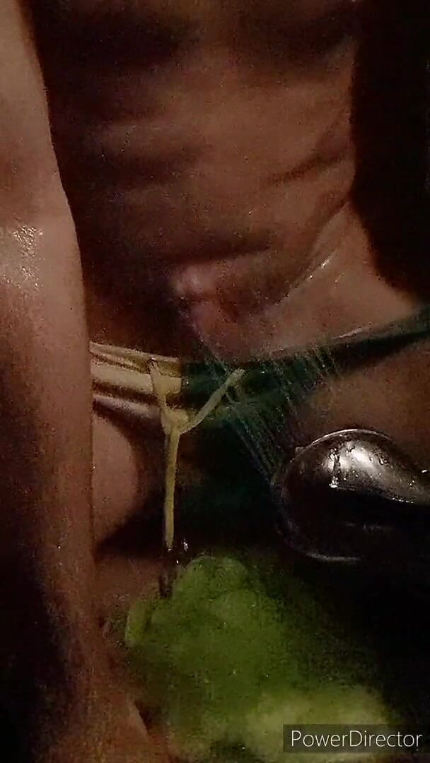 Madaussiehere: L'ora della doccia con uno speedo bagnato verde e giallo