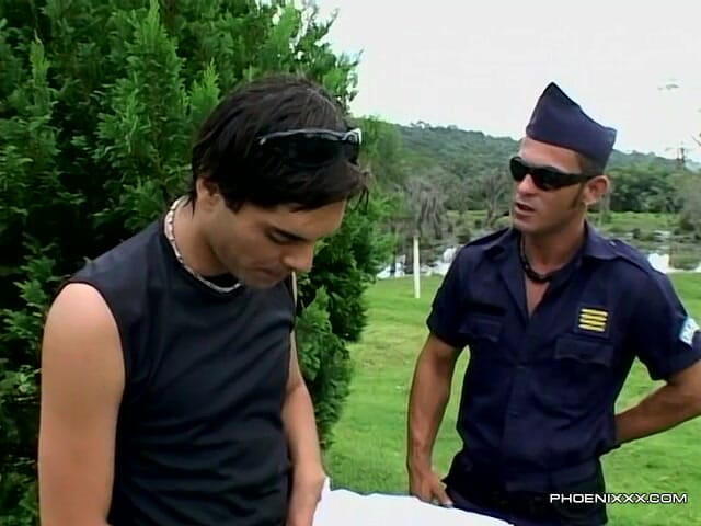 Phoenixxx: Azgın bir ibne polis tarafından mastürbasyon yaparken yakalandı!