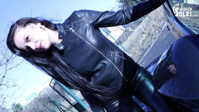 Czech Soles - foot fetish content: Otrok uklízí boty na veřejnosti a vydělává svůj plat