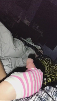 Rebus merah jambu panas & sockjob berjalur putih memberikan handjob - pancutan mani pada stoking