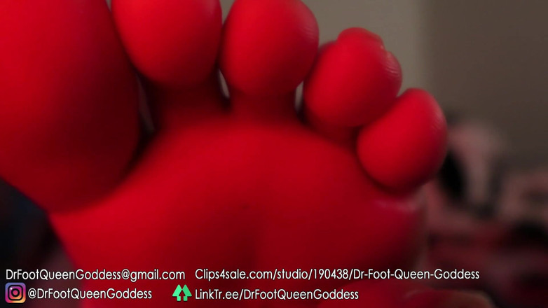 Dr. Foot Queen Goddess: Dessous de pieds bandés éclairés en rouge