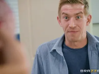 Brazzers - 热辣老师亚历克西斯·法克斯给她的学生贝利布鲁克和丹尼一个真正的性爱教育