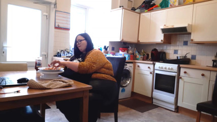 SSBBWLadyBrads: Gordinha SSBBW comendo cena de fanfiction porco em um avental