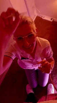 女の子のように小便し、ペットのように絶頂