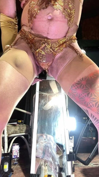 Sissy sbatte un dildo mentre è duro come una roccia